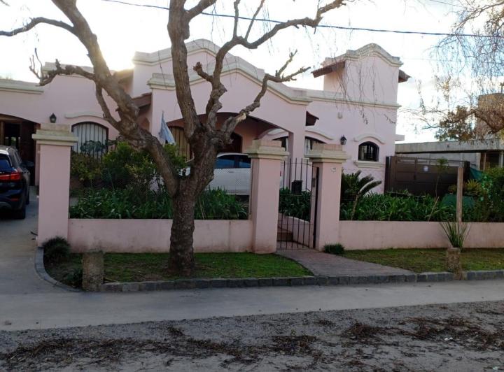 Casa · 240m² · 8 Ambientes · 2 Cocheras