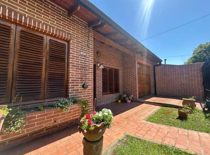 Casa · 240m² · 3 Ambientes · 4 Cocheras