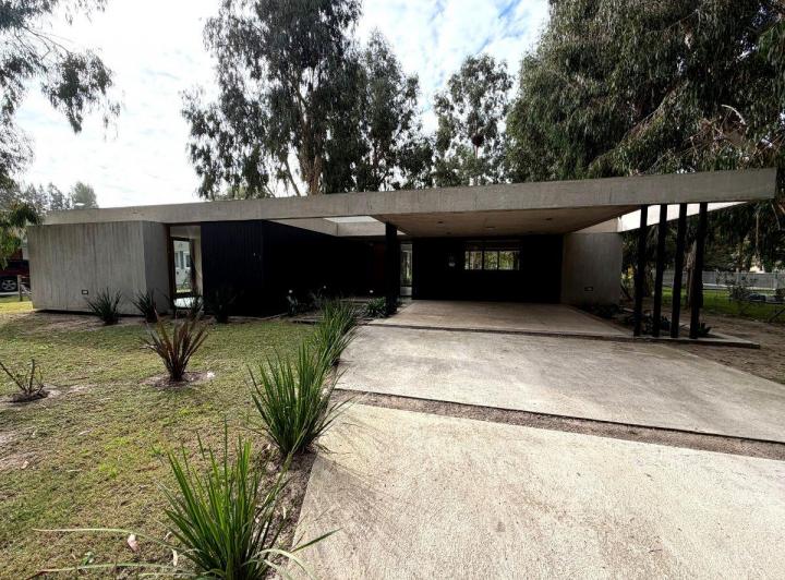 Casa · 250m² · 4 Ambientes · 2 Cocheras