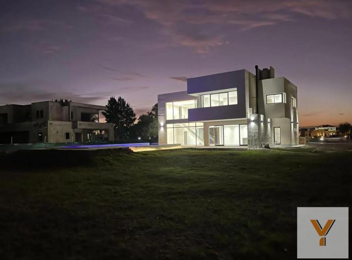 Casa · 270m² · 5 Ambientes · 2 Cocheras