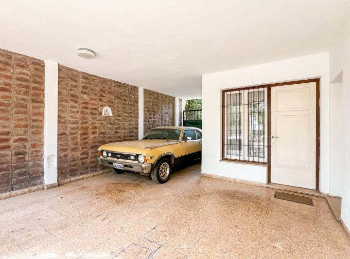 Casa · 221m² · 4 Ambientes · 2 Cocheras
