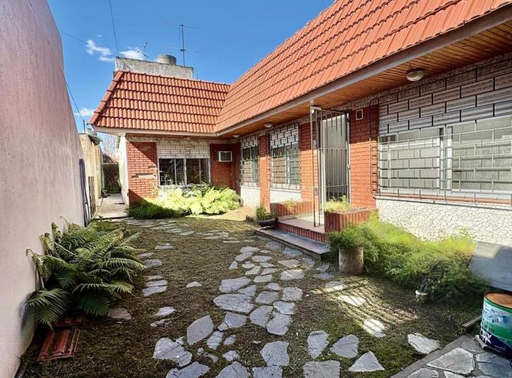 Casa · 180m² · 3 Ambientes · 2 Cocheras
