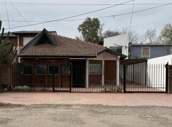 Casa · 124m² · 5 Ambientes · 4 Cocheras