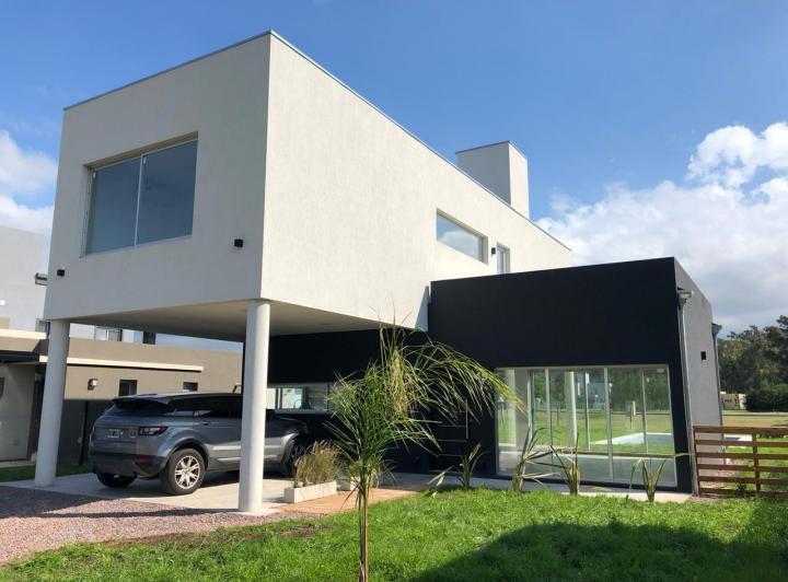 Casa · 200m² · 4 Ambientes