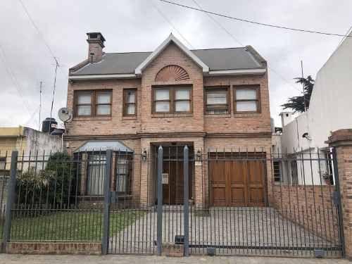 Casa · 180m² · 6 Ambientes · 2 Cocheras