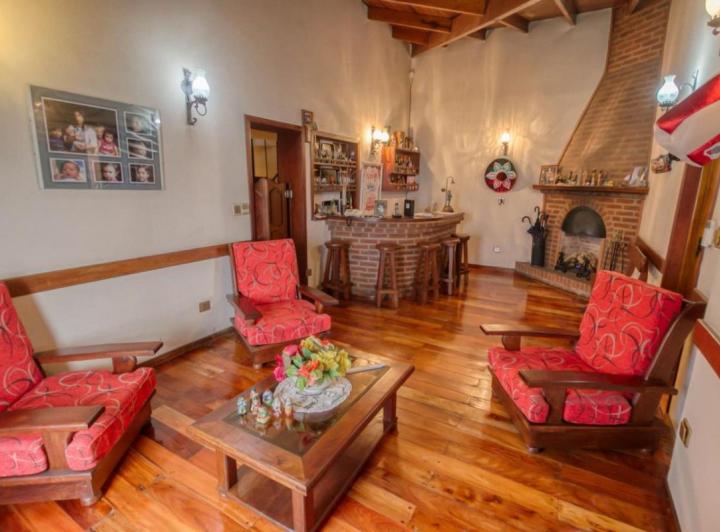 Casa · 187m² · 6 Ambientes · 3 Cocheras
