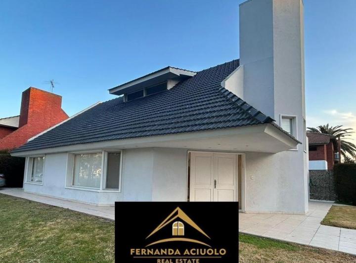 Casa · 180ha · 4 Ambientes · 2 Cocheras