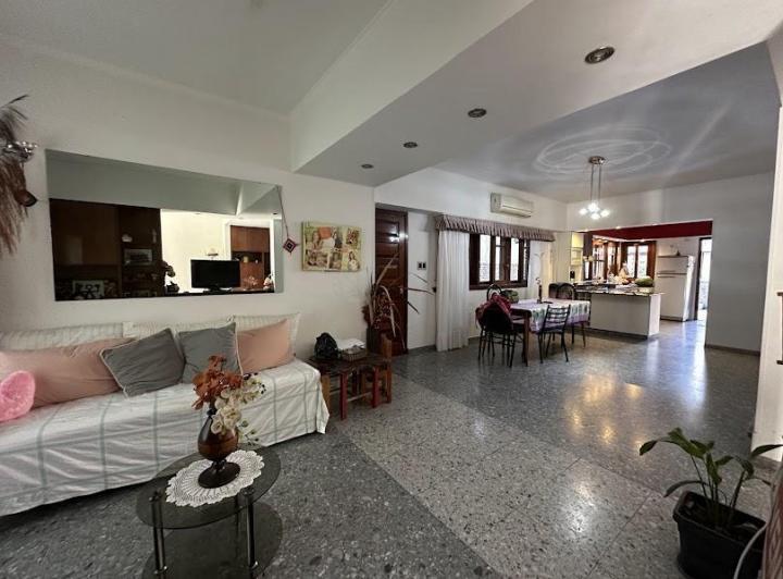 Casa · 174m² · 4 Ambientes · 2 Cocheras