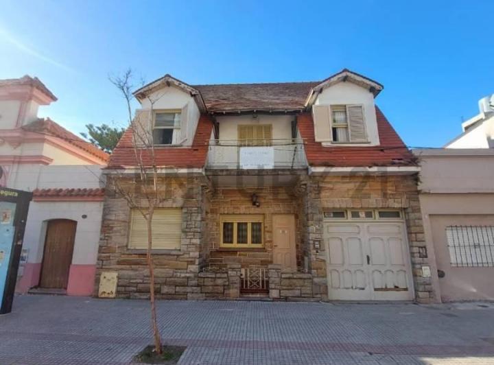 Casa · 224m² · 8 Ambientes · 1 Cochera