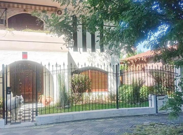 Casa · 363m² · 4 Ambientes · 8 Cocheras