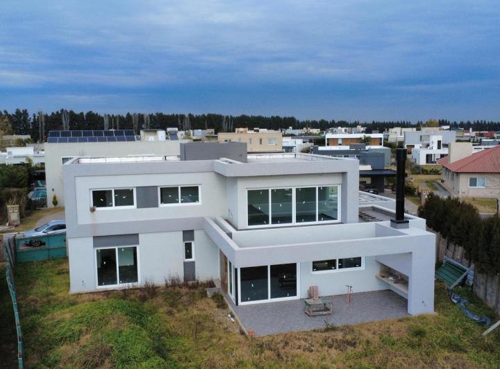 Casa · 225m² · 5 Ambientes · 2 Cocheras