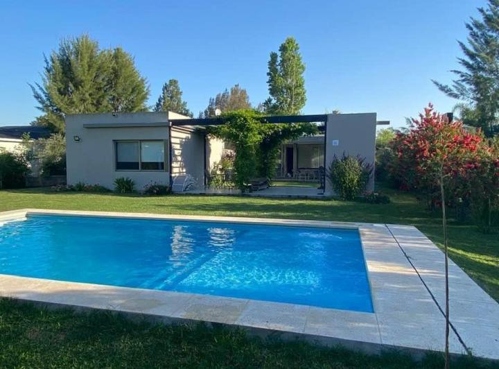Casa · 820m² · 3 Ambientes · 1 Cochera