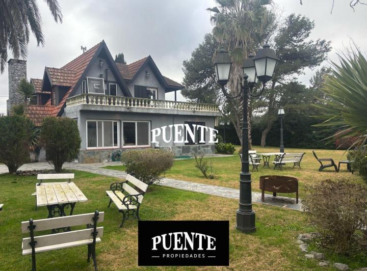 Casa · 180m² · 4 Ambientes · 3 Cocheras
