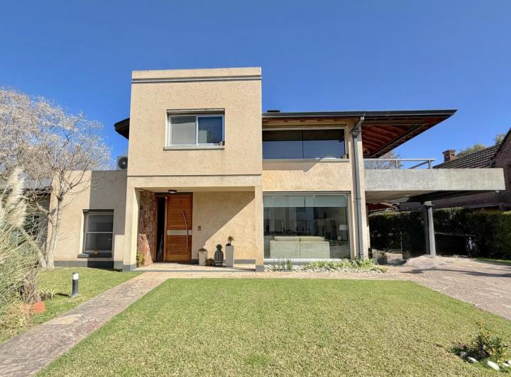 Casa · 247m² · 5 Ambientes · 1 Cochera