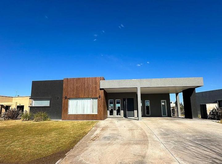 Casa · 190m² · 4 Ambientes · 2 Cocheras