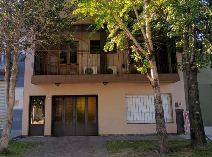 Casa · 250m² · 5 Ambientes · 3 Cocheras