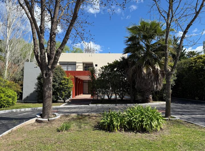 Casa · 254m² · 5 Ambientes · 2 Cocheras