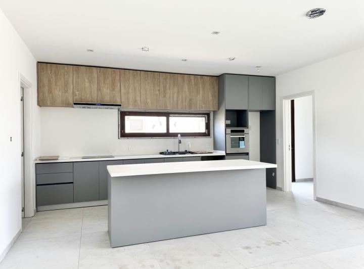 Casa · 211m² · 4 Ambientes · 2 Cocheras