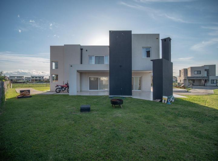 Casa · 220m² · 2 Dormitorios