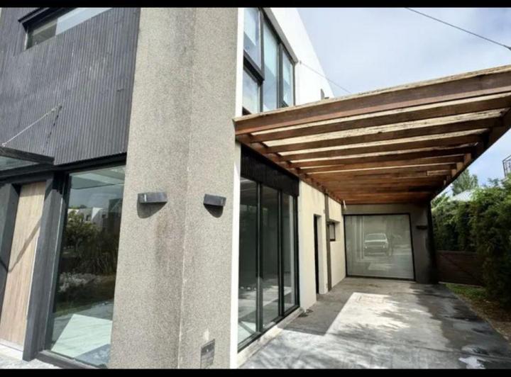 Casa · 330m² · 6 Ambientes · 4 Cocheras