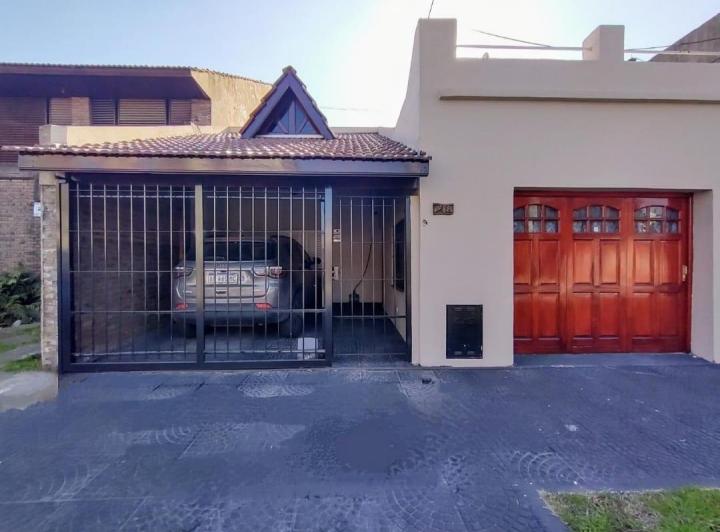 Casa · 150m² · 4 Ambientes · 2 Cocheras