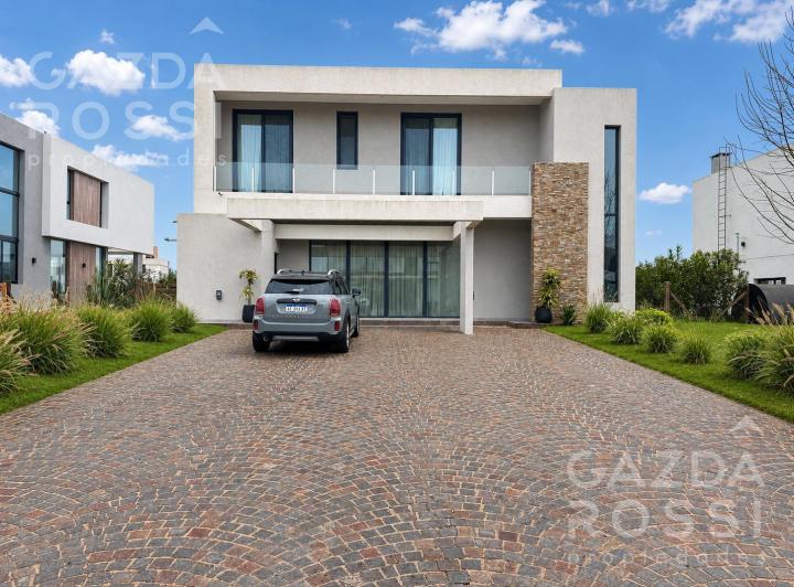 Casa · 220m² · 4 Ambientes · 4 Cocheras