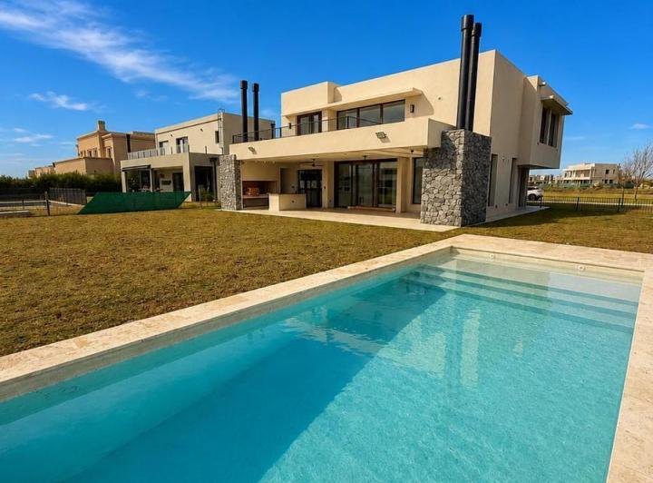Casa · 200m² · 4 Ambientes · 2 Cocheras