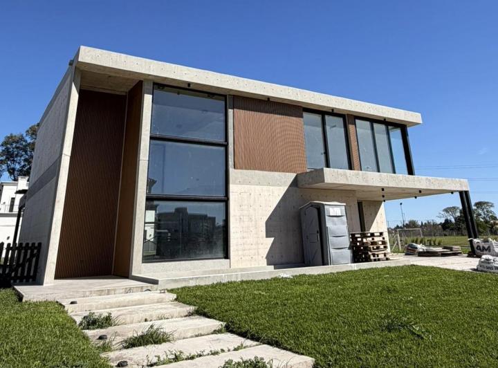 Casa · 228m² · 4 Ambientes · 2 Cocheras