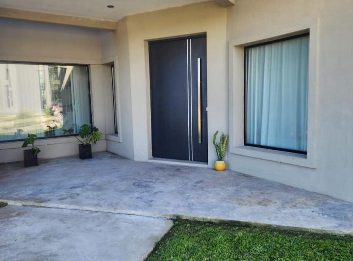 Casa · 700m² · 5 Ambientes · 3 Cocheras