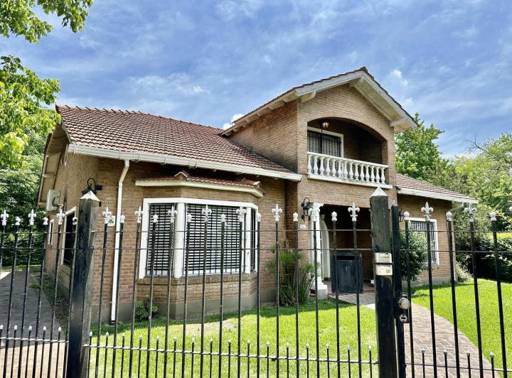 Casa · 1250m² · 4 Ambientes · 4 Cocheras