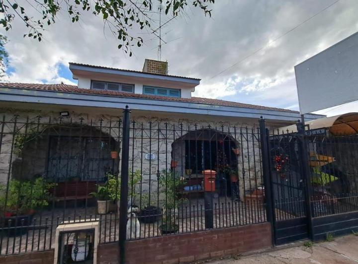 Casa · 280m² · 4 Ambientes · 3 Cocheras