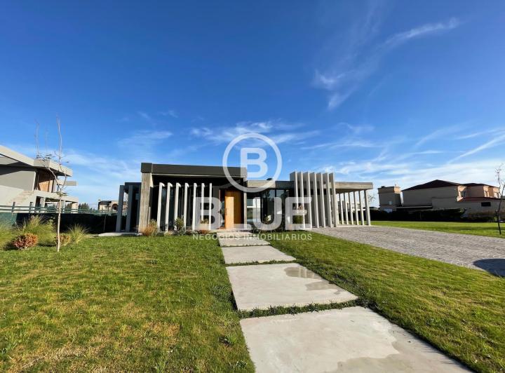 Casa · 260m² · 4 Ambientes · 1 Cochera
