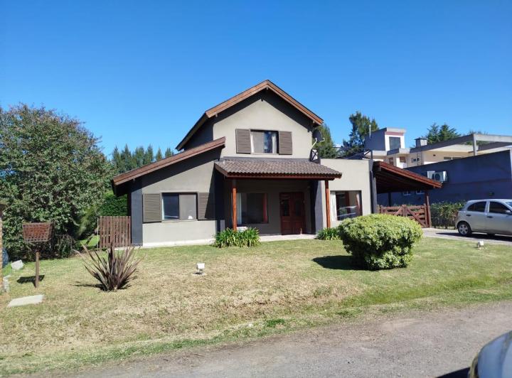 Casa · 210m² · 4 Ambientes · 1 Cochera