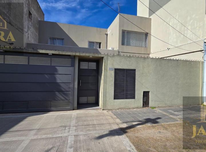 Casa · 230m² · 4 Ambientes · 3 Cocheras