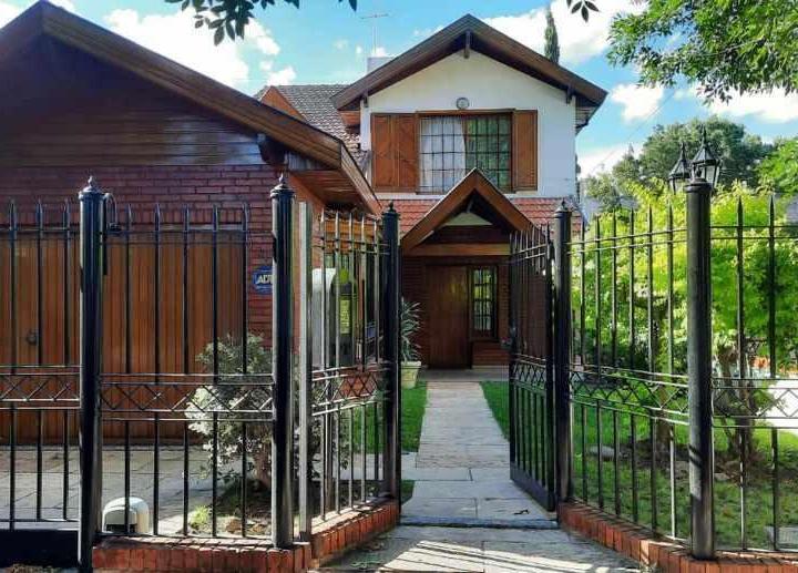 Casa · 180m² · 7 Ambientes
