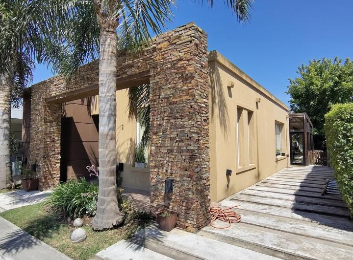 Casa · 159m² · 6 Ambientes · 3 Cocheras