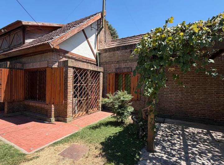 Casa · 1800m² · 6 Ambientes · 2 Cocheras