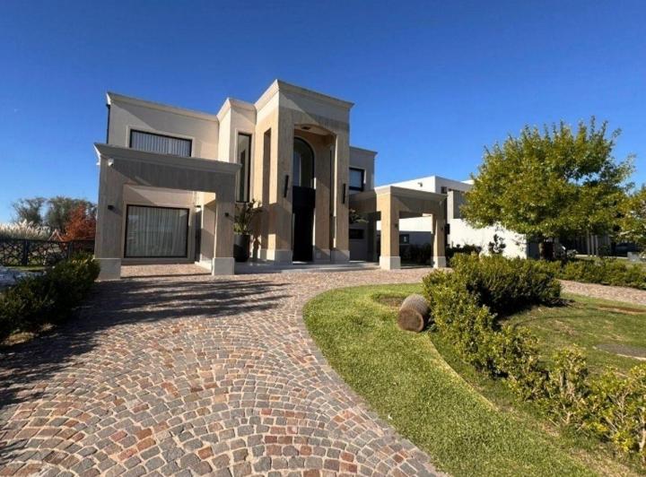 Casa · 400m² · 5 Ambientes · 6 Cocheras