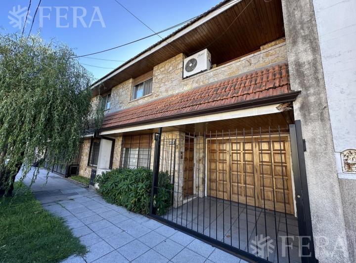 Casa · 102m² · 4 Ambientes · 1 Cochera