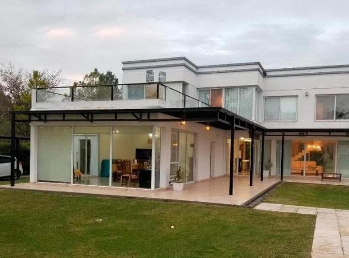Casa · 350m² · 5 Ambientes · 1 Cochera