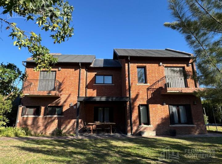 Casa · 215m² · 5 Ambientes · 1 Cochera
