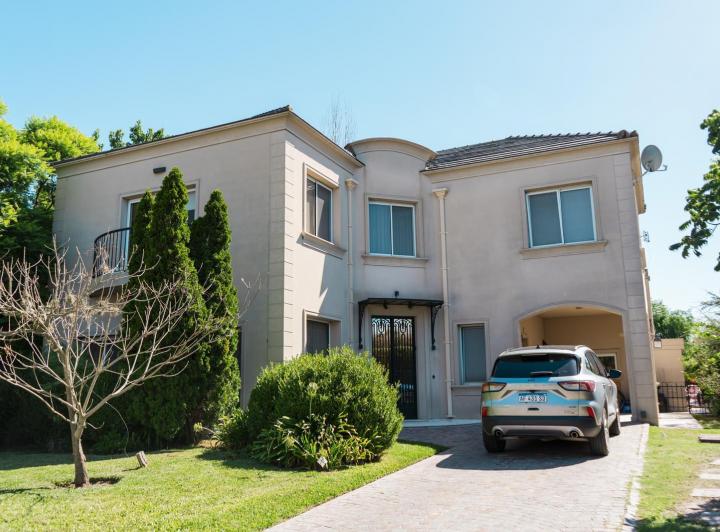 Casa · 250m² · 5 Ambientes · 2 Cocheras