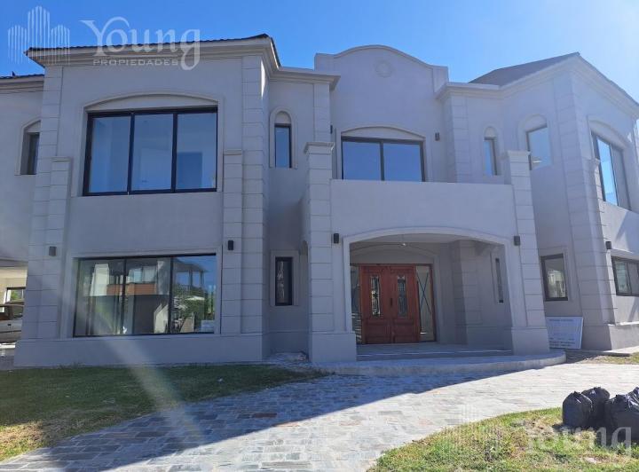 Casa · 334m² · 6 Ambientes · 2 Cocheras