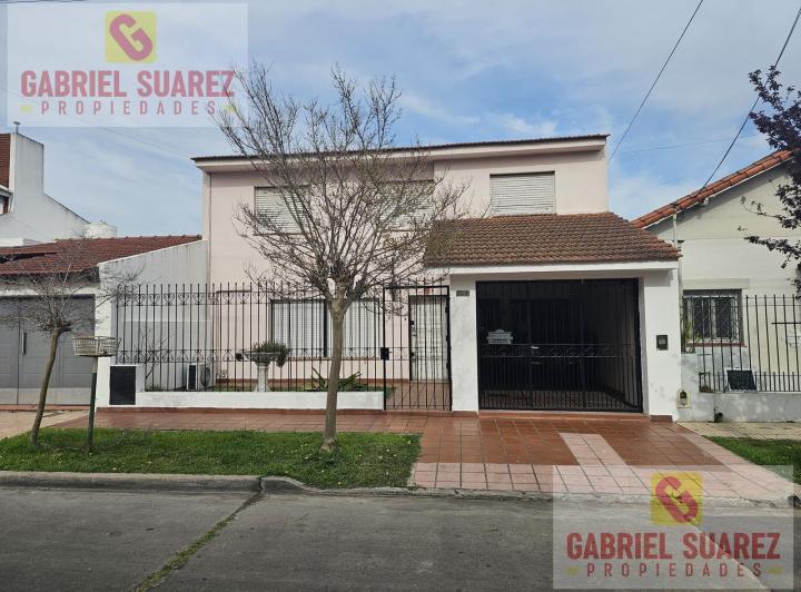 Casa · 210m² · 5 Ambientes · 1 Cochera