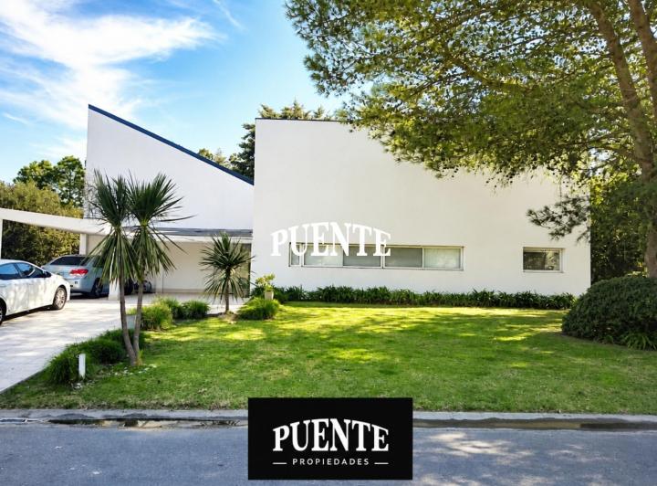 Casa · 200m² · 5 Ambientes · 2 Cocheras
