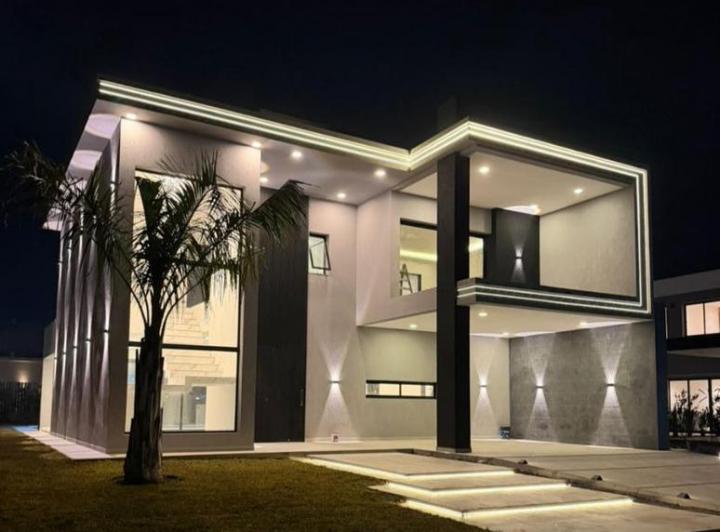 Casa · 251m² · 4 Ambientes · 6 Cocheras