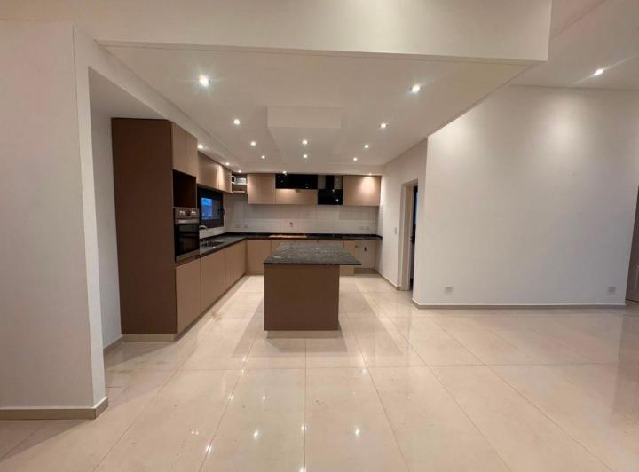 Casa · 143m² · 4 Ambientes · 2 Cocheras