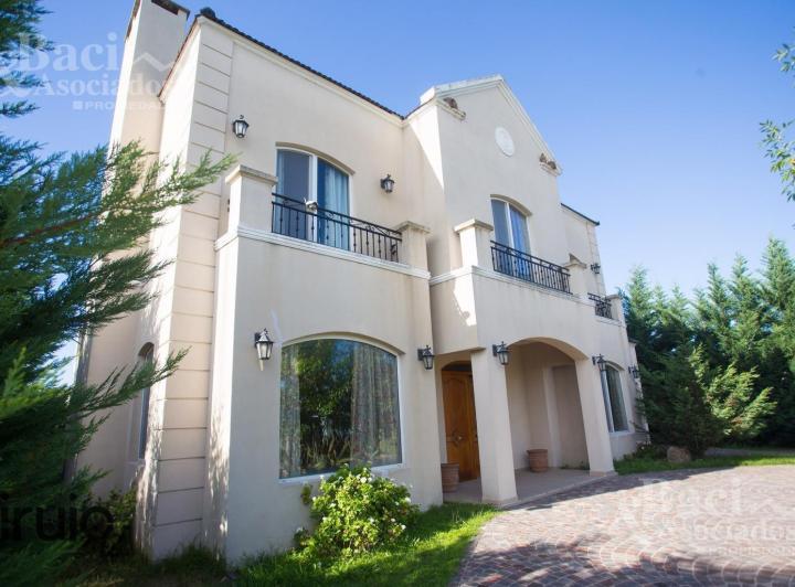 Casa · 239m² · 6 Ambientes · 2 Cocheras