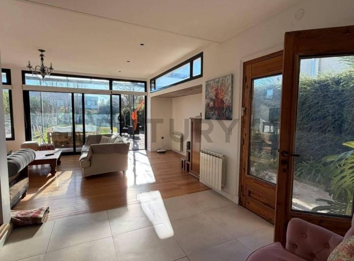 Casa · 180m² · 5 Ambientes · 2 Cocheras