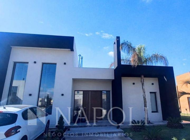 Casa · 210m² · 4 Ambientes · 5 Cocheras